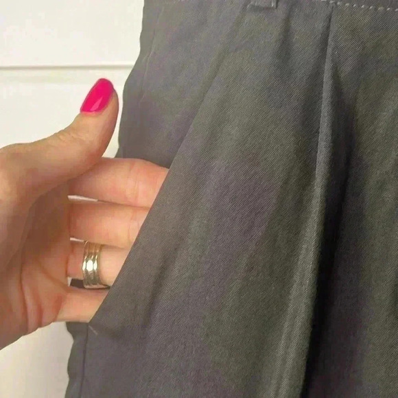 BCBGMaxAzria Pleated Aldan Shorts Size 4 Black - Picture 2 of 9